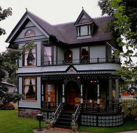 Victorian House - shades of purple? Victorian Tiny House, Victorian Exterior, Old Victorian Homes, Victorian Style House, Victorian Style Homes, This Old House, Victorian Architecture, Victorian House, Interior Modern