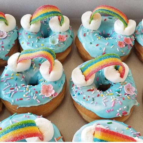 Rainbow Donut Cake, Rainbow Donuts Ideas, Doughnut Decorations, Donut Business, Donut Decorating Ideas, Fancy Donuts, Rainbow Donut, Donut Ideas, Best Donuts