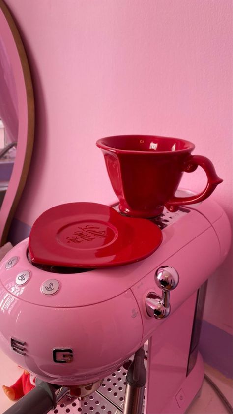 Heart Kitchen, Crockery Design, Future Apartment Decor, Apartment Decor Inspiration, Pink Girly Things, Pink Kitchen, Cute Kitchen, Everything Pink, Room Inspiration Bedroom