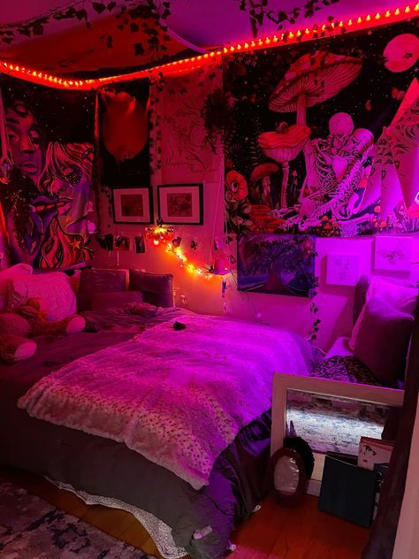 Trippy Dorm Room Ideas, Hippy Room Aesthetic, Pink Grunge Room, Trippy Rooms Aesthetic, Trippy Rooms Bedrooms, Vines In Bedroom, Hippie Bedroom Ideas, Tapestry Room Ideas, Tapestry Bedroom Ideas