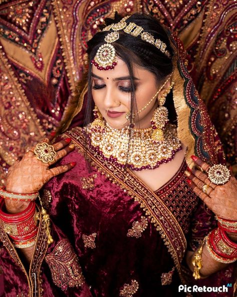 Fresh Flower Necklace, Jewelry Ideas For Bride, Wedding Jewelry Ideas For Bride, Wedding Jewelry Ideas, Bangladeshi Bride, Maroon Lehenga, Bride Indian, Bridal Makeover, Indian Wedding Photography Poses