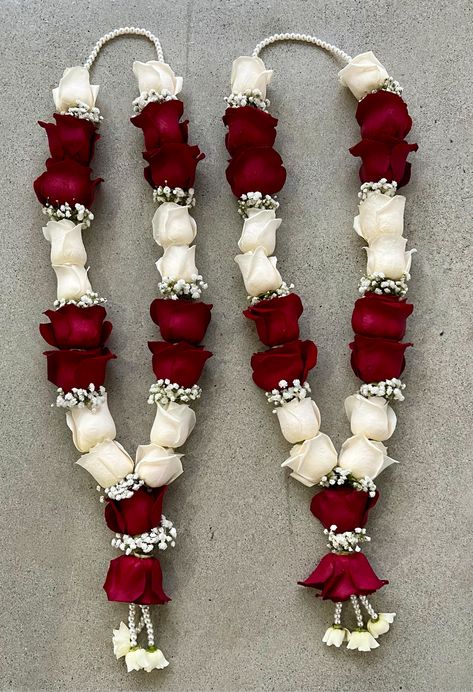 Bridal Mala Flower, Indian Wedding Flower Garland, Simple Garland For Engagement, Var Mala Indian Weddings, Garlands Wedding Indian Flower For Reception, Reception Garland South Indian, Rose Garland Wedding Indian, Varmala Indian Weddings Garlands, Flowers Varmala