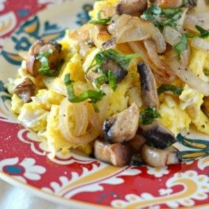 Eggs With Mushrooms, Mushroom Breakfast, Caramelized Onions And Mushrooms, Mushrooms And Onions, Scrambled Eggs Recipe, Mushroom And Onions, Best Breakfast Recipes, Egg Breakfast, Quick And Easy Breakfast