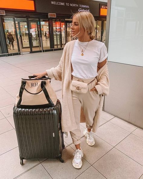 What to wear travelling: The best outfits for the airport + long-haul flights Airplane Travel Outfits, Airport Outfit Comfy, Cute Airport Outfit, Casual Travel Outfit, Plane Outfit, Comfy Airport Outfit, Airport Outfit Summer, Airport Travel Outfits, Cute Travel Outfits