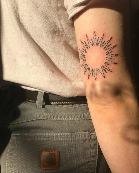 𝒄𝒂𝒓𝒐𝒍 & 𝒎𝒂𝒓𝒊𝒂 Hippie Tattoo, Stick N Poke, 4 Tattoo, Inspiration Tattoos, Sun Tattoos, Sun Tattoo, Aesthetic Tattoo, Tattoo Life, Skin Art