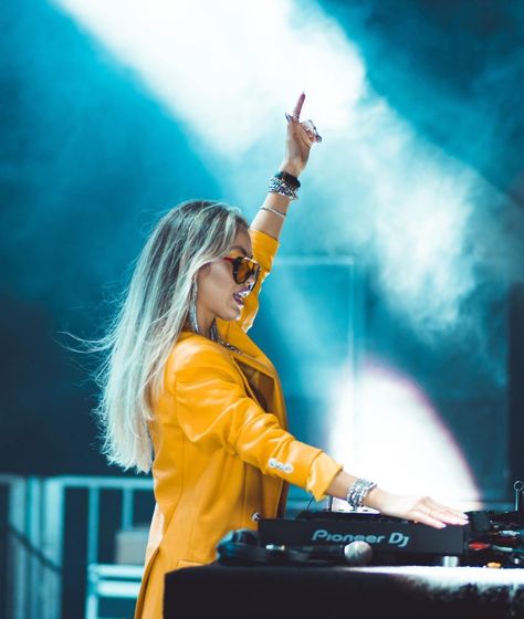 Dj Woman Aesthetic, Female Dj Outfit, Female Dj Photoshoot, Dj Promo Photos, Coraline Photoshoot, Dj Outfit Female, Female Dj Aesthetic, Dj Headshots, Dj Photoshoot Ideas