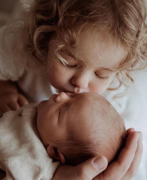 Lifestyle Newborn Photography Siblings, Sibling Photography Newborn, Newborn Photo Pose, Newborn Family Pictures, Newborn Sibling, Newborn Photography Boy, Newborn Family Photography, Newborn Family Photos, Baby Pictures Newborn