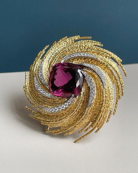 Gemstone Brooch, Jewelry Big, Big Jewelry, Purple Sapphire, Gold Jewelry Fashion, Exquisite Jewelry, Luxury Jewelry, Amazing Jewelry, Jewelry Inspiration