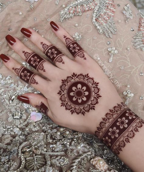 Mehndi ✨Heena ✨ Pakistani Mehndi Designs Back Hand, Mehndi Pakistani Design, Mendi Design Unique Stylish, Round Mehndi Design Front Hand, Back Hand Flower Mehndi Designs, Heena Mehendi Designs Arabic, Pakistani Mehndi Designs Simple, New Mehndi Designs Unique, New Style Mehndi Design