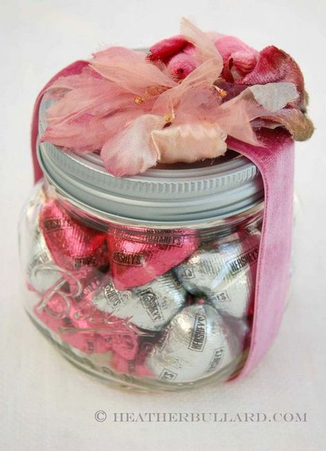 Valentines Gift in a Jar Ideas Everyone loved our Christmas Gifts-in-a-Jar post and we even had a request for a Valentine’s Day Gifts in a Jar post. So of course, we are more than happy to bring you a Gift In A Jar Ideas, Valentine Mason Jar, Gift In A Jar, Mason Jar Projects, Small Mason Jars, Jar Ideas, Valentines Ideas, Valentine Chocolate, My Funny Valentine