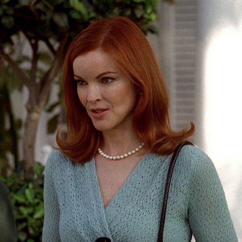 Bree Van De Kamp Outfit, Bree Vandecamp, Bree Core, Desperate Housewives Bree, Fashionable Characters, Marcia Cross, Goddess Style, Bree Van De Kamp, Felicity Huffman