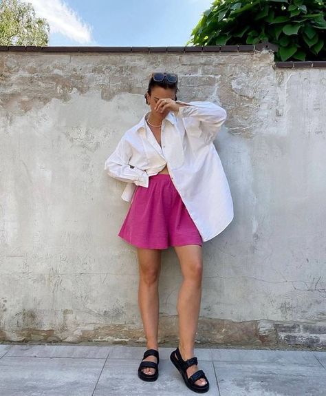 a minimalist summer look with an oversized white shirt, fuchsia shorts, black slides is cool for a hot day Breezy Outfit, Oversized White Shirt, White Button Down Shirt, Inspiration Mode, Mode Inspiration, Spring Summer Outfits, Favorite Shirts, Summer Looks, Look Fashion