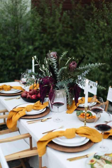 A Fall Tablescape by Kat Tanita - With Love From Kat Thanksgiving Tables, Thanksgiving Friendsgiving, Fall Dinner Party, Thanksgiving Dinner Table, Tafel Decor, Dinner Party Table, Tablescape Ideas, Thanksgiving Table Settings, Fall Tablescapes