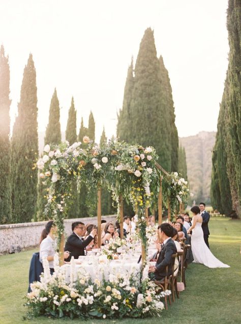 Can't get over this stunning summer wedding at Villa Cetinale in Tuscany-#Hawaiiweddingplanner #VidaChic #VidaChicEvents #DestinationWeddingPlanner #weddinginspo #weddingideas #wedding #europeanwedding Villa Cetinale, Lilac Wedding Bouquet, Boda Mexicana, Lilac Wedding, Villa Wedding, Tuscany Wedding, Italian Wedding, Italy Wedding, Romantic Weddings