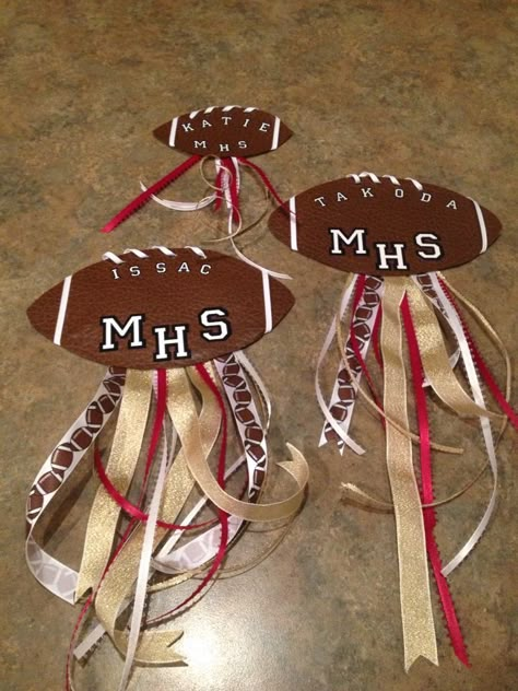 Maybe instead of football use for VOLLEYBALL Locker Signs - Homecoming! Volleyball Locker Signs, Football Locker Signs, Volleyball Locker Decorations, Locker Room Decorations, Football Locker Decorations, Soccer Locker, Volleyball Locker, Homecoming Decorations, Locker Signs