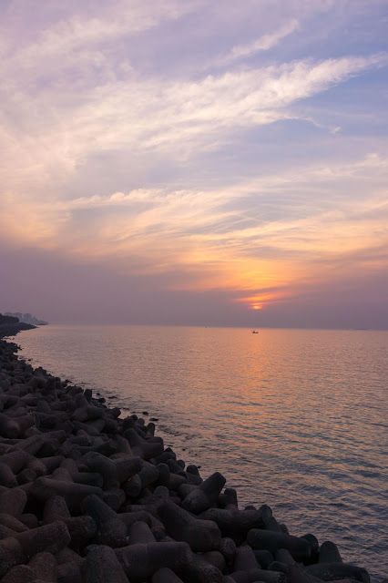 Sunset At Nariman Point, Casual Abstractions, Mumbai  Soaking the last sunset and the positive vibes from a place that has the most special in my heart!   http://www.casualabstractions.com/2018/12/soaking-last-sunset-of-2018-at-nariman-point-mumbai-photostory.html  #MumbaiDairies #SunsetStories #Love #SunsetPhotography #NarimanPoint #Mumbai #Churchgate #LastDayof2018 #CasualAbstractions Sunset In Mumbai, Nariman Point Mumbai Night, Churchgate Mumbai Aesthetic, Mumbai Snap Stories, Acorn Aesthetic, Mumbai Vibes, Churchgate Mumbai, Aesthetic Mumbai, Nariman Point