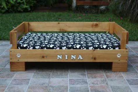 Pallet Dog Beds, Pallet Garden Furniture, Pallet Garden, Dog Hacks, Diy Furniture Renovation, Wood Planters, Furniture Renovation, Dog Gifs, Dog House