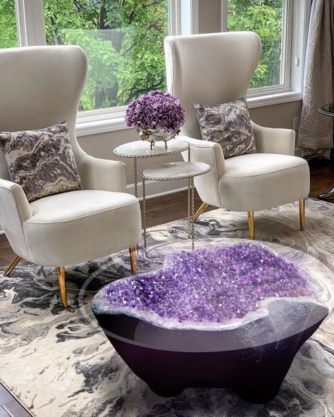 Mʏ Eꜱꜱᴇɴᴛɪᴀʟ Pʟᴀɴᴇᴛ on Instagram: “Who else needs an Amethyst table in their life? 💜😍 So stunning! Tag someone who'd love this setup! 🔮table edit by @myessentialplanet ,…” Amethyst Table, Living Room Goals, Room Goals, Crystals In The Home, Home N Decor, Unique Furniture, Tag Someone, Dream Home Design, Interior Design Inspiration