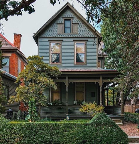 Folk Victorian Farmhouse Exterior, 1800s House Exterior, House Exterior Farmhouse, Victorian Farmhouse Exterior, Old American Houses, Victorian Homes Interior, Building Designing, Folk Victorian House, 1900s House