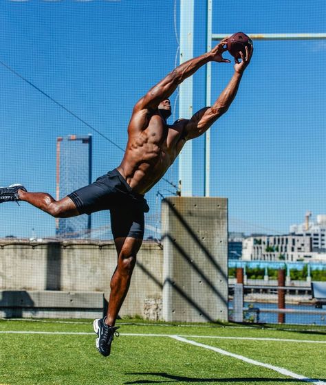 #athlete #muscle #football #wr Footballer Physique, Lean Body Men, Gesture Poses, Black Men Tattoos, Male Art Reference, Male Athletes, Male Reference, Gym Rats, Black Male Models