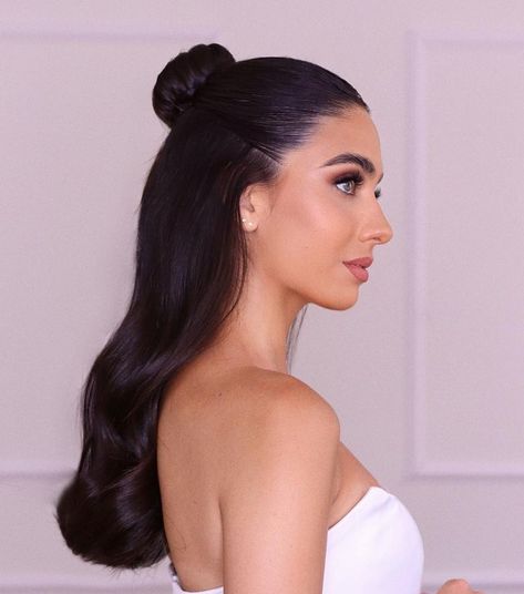 Elegant Half Up Hairstyle Half Ponytail Hairstyles, Wavy And Curly Hair, Ponytail Ideas, Half Up Hairstyle, Half Ponytail, Fake Hair, Half Up Hair, Ponytail Hairstyles, Half Up