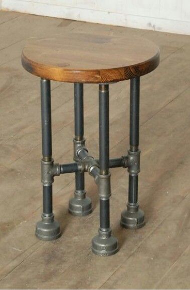 End table with pipe legs, for next to rocker, table. Galvanized Pipe Furniture, Industrial Diy Decoration Ideas, Industrial Diy Decoration, Diy Industrial Home Decor, Industrial Pipe Furniture, Pipe Table, Industrial Home Design, Pipe Decor, Diy End Tables