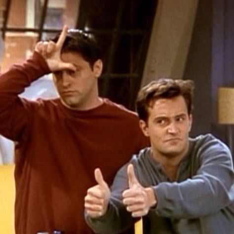 Joey and Chandler (Loser) Friends Sitcom, Grey Aesthetic, Smelly Cat, Tech Humor, Photography People, Ross Geller, Joey Tribbiani, Friends Moments, Phoebe Buffay