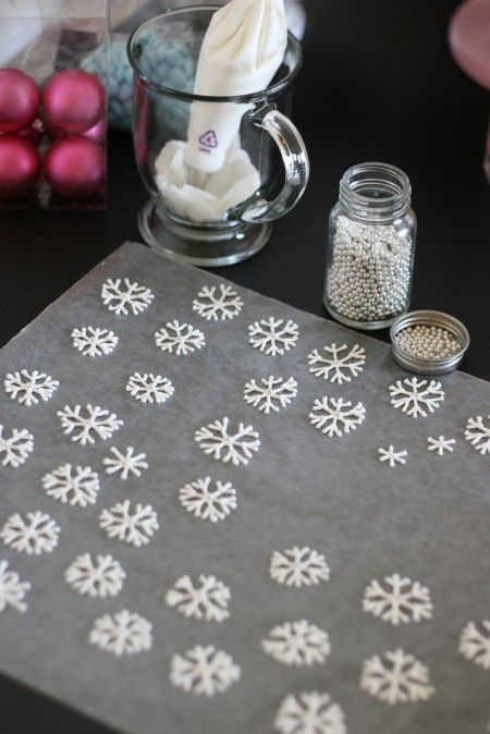 Snowflake Cupcakes Icing Snowflakes, Edible Snowflakes, Snowflakes Cake, Snowflake Cupcakes, Snowflake Tutorial, Diy Snowflake, Snowflake Cookie, Blue Icing, How To Make Snowflakes