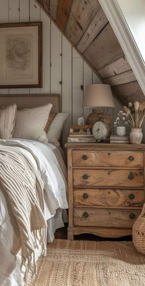 Farm Style Bedroom Decor, Country Style Bedroom Ideas, Farmhouse Bedroom Dresser Decor, Lush Bedding, Small Cottage Bedroom, Modern Country Bedrooms, Country Style Bed, Cottage Bedroom Ideas, Cottage Style Bedrooms