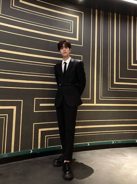 Kids Background, Kim Seungmin, Stray Kids Seungmin, Black Suits, Reality Show, Kids Safe, Black Outfit, Lee Know, Wedding Suits