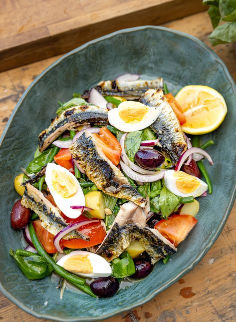 Salad Nicoise with Grilled Sardines Summer Supper Recipes, Sardine Recipe, Summer Suppers, Sardine Salad, Salad Nicoise, Summer Supper, Chickpea Fritters, Grilled Sardines, Sardine Recipes