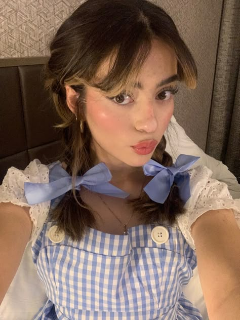 Halloween Costume Dorothy Wizard Of Oz, How To Do Dorothy Hair Wizard Of Oz, Dorthy Wizard Of Oz Makeup Look, Halloween Costumes Bangs Hair, Dorothy Halloween Costume Makeup, Dorthy Wizard Of Oz Makeup, Dorthory Wizard Of Oz Costume, Dorothy And The Wizard Of Oz, Dorothy Make Up Wizard Of Oz