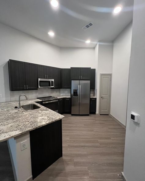 🚨 DEAL ALERT 🚨 Snag this deal on a brand new luxury apartment home for just $1291 per month! That’s a steal! 📌 Lewisville 📱 469-545-5216 for more info! #dfwapartments #dealalert #dfwapartmentlocators #dallasapartmentlocators #dfwapartmentlocator #luxuryapartments New Apartment Goals, New Apartments, Regular Apartment, Luxury Apartment Aesthetic, New Apartment Aesthetic, Basement Apartment Ideas, Luxury Apartment Kitchen, New Luxury Apartment, Dallas Apartment