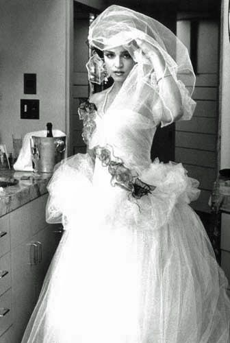 Madonna in her wedding dress when she married Sean Penn 1985 Rosanna Arquette, Madonna 80s, Madonna Photos, Herb Ritts, Rosa Coral, Iconic Weddings, Sean Penn, Diane Keaton, Material Girls