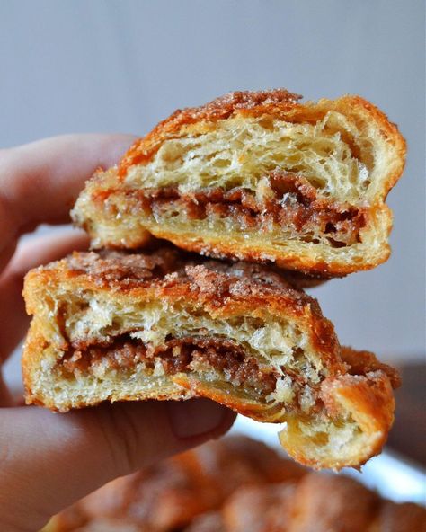 Churro Croissants 🥐 Cinnamon Sugar Croissants, What To Eat With Croissants, Croissant Topping Ideas, Twice Baked Croissant, Churro Croissant, Flavored Croissant, Cinnamon Croissant, Stuffed Croissants, Filled Croissants