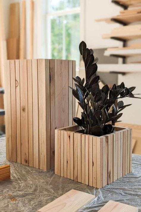 Modern Planter Boxes, Large Diy Planters, Diy Modern Planter, Diy Cedar Planter, Wood Wall Decor Diy, Diy Cedar Planter Box, Cheap Planters, Wood Decor Diy, Diy Planters Indoor