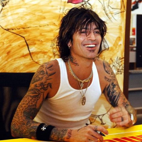 Tommy Lee 90s, Tommy Lee Now, 80s Rock Fashion, Tommy Lee Motley Crue, Andrew Vanwyngarden, Mens Haircuts Short Hair, Pam And Tommy, Motley Crüe, Nikki Sixx