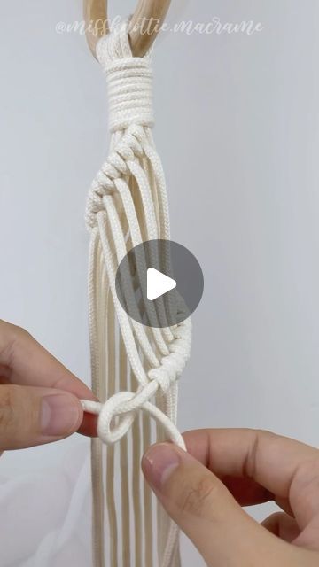 Nghi Ho | Macrame Content Creator/ Author on Instagram: "A fun way to play with Double Half Hitches on a plant hanger. Will you try? 🪴 🌿Drop a comment if you like it😊 Save this tutorial now for later projects !!!!  #fiberartist #fiberfeature #dreamcatcherdiy #macramelove #fiberarts #bohemianliving  #macramepattern #macramemovement  #macramé #macramedecor #handmadedecor #macramewallhanging #modernmacrame #macrameart #macramecommunity #macramemakers #macrameplanthanger #macramekeychain #macramebags #macramemakers #macrameplanters #macrameeveryday #macrametutorial #missknottiemacrame" Macrame Patterns Tutorials Plant Hangers, How To Make Hanging Plant Holder, 3d Macrame, Coaster Macrame, Macrame Wall Plant Hanger, Diy Macrame Plant Hanger Easy, Diy Macrame Plant Hanger Pattern, Diy Macrame Plant Hanger Tutorials, Macrame Decoration