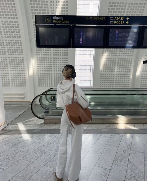 Airport Outfit Summer, Airport Aesthetic, Airport Fits, Airport Travel, Lily Collins, Mode Inspo, Airport Style, Airport Outfit, Cute Fits