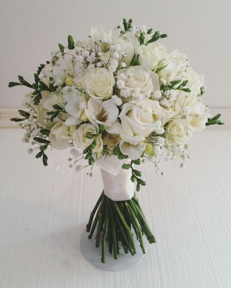 Wedding Flower Arrangements Bouquets, Classic White And Green Wedding Bouquet, White Bridal Bouquet With Pop Of Color, Bride Flower Bouquet 2023, Bridesmaid Flowers Bouquet, Basic Bridal Bouquet, Elegant Bridal Flowers, Nikkah Flower Bouquet, Wedding Bouquets Round