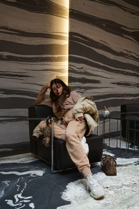 Basics Yeezy 500 Outfit Women, Yeezy 500 Outfit, Yeezy Fits, Yeezy Hoodie, Blush Outfit, Yeezy Boost 500, Wolford Tights, Levi 501 Shorts, Winter Street Style