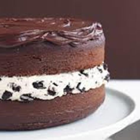 This great-tasting cake looks like a giant OREO Cookie - Chocolate-covered Oreo Cookie Cake Oreo Cookie Cake, Cookie Cake Recipe, Oreo Cookie, Oreo Cake, Think Food, Yummy Sweets, Oreo Cookies, How Sweet Eats, Eat Dessert