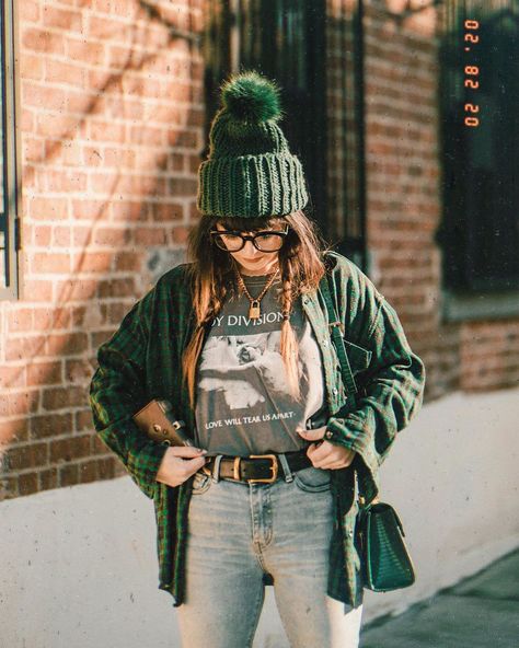 Grunge Outfits Fall, Band Tee Outfits, Beanie Outfit, Outfit Grunge, Fall Attire, Perfect Denim, T Love, Tee Outfit, Edgy Outfits