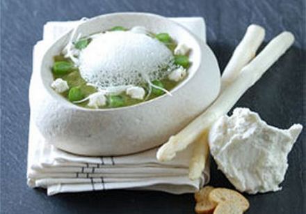 Asparagus Veloute and Chèvre Foam Foam Recipe, Wonton Soup, Fresh Rolls, Feta Cheese, Chowder, Asparagus, Food Art, Stew, Food Lover