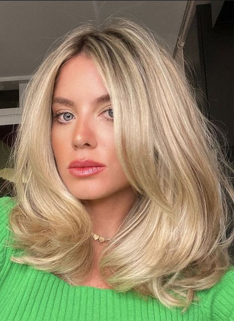 medium layers, medium layered haircut, curtain bangs, haircut with curtain bangs, medium layered haircut with bangs Blonde Layered Hair, Hair Inspiration Short, Blonde Hair Inspiration, Blonde Hair Looks, Haircuts For Medium Hair, Haircuts For Long Hair, Short Blonde Hair, Hair Inspo Color, Hairstyles Haircuts