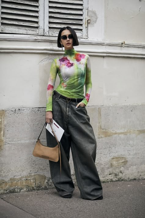 Paris Fashion Week Spring 2024 Street Style Trends Tennis Skirt Outfit Street Style, Simple Jeans Outfit, Outfit Bella Hadid, Street Style Room, Big Boy Jeans, Pfw Street Style, 2025 Fashion Trends, Spring Summer Fashion Trends, Cool Outfit Ideas