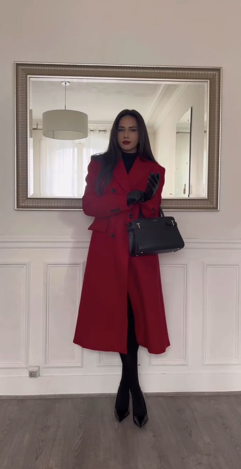 Red Coat Outfit Winter Classy, Classy Winter Outfits Dressy, Outfits Cena, Red Coat Outfit Winter, Burgundy Coat Outfit, Red Coat Outfit, Chic Formal Dress, Casual Maternity Outfits, Winter Coat Outfits