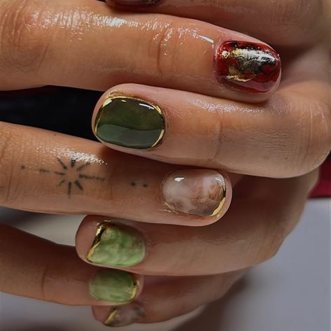 loving these earthy tones Earthy Nails Short, Earthy Short Nails, Green Nails 2024, Short Nails Grunge, Earth Tone Acrylic Nails, Hippie Nails Acrylic Boho, Earthy Green Nails, Earth Tone Nails Designs, Short Hippie Nails