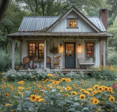 Home Decor With Flowers, Decor With Flowers, Country Cottage Living, Tiny House Inspiration, Dream Cottage, Small Cottage, Tiny House Cabin, Cute House, Cabins And Cottages