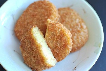 Korokke or Crispy Japanese Style Potato Croquette, lightly flavored with curry. Potato Croquette, Potato Croquette Recipe, Japanese Potato, Croquettes Recipe, Potato Croquettes, Tasty Kitchen, Croquettes, Asian Dishes, Marinara